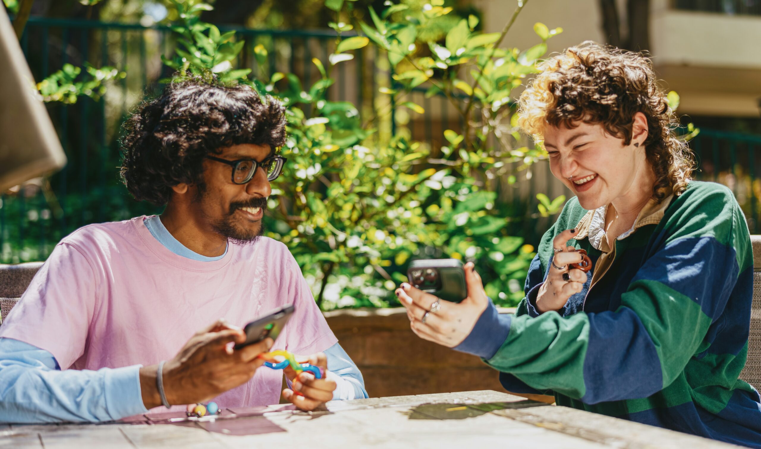 Symbolbild: Zwei Personen schauen auf ihre Smartphones