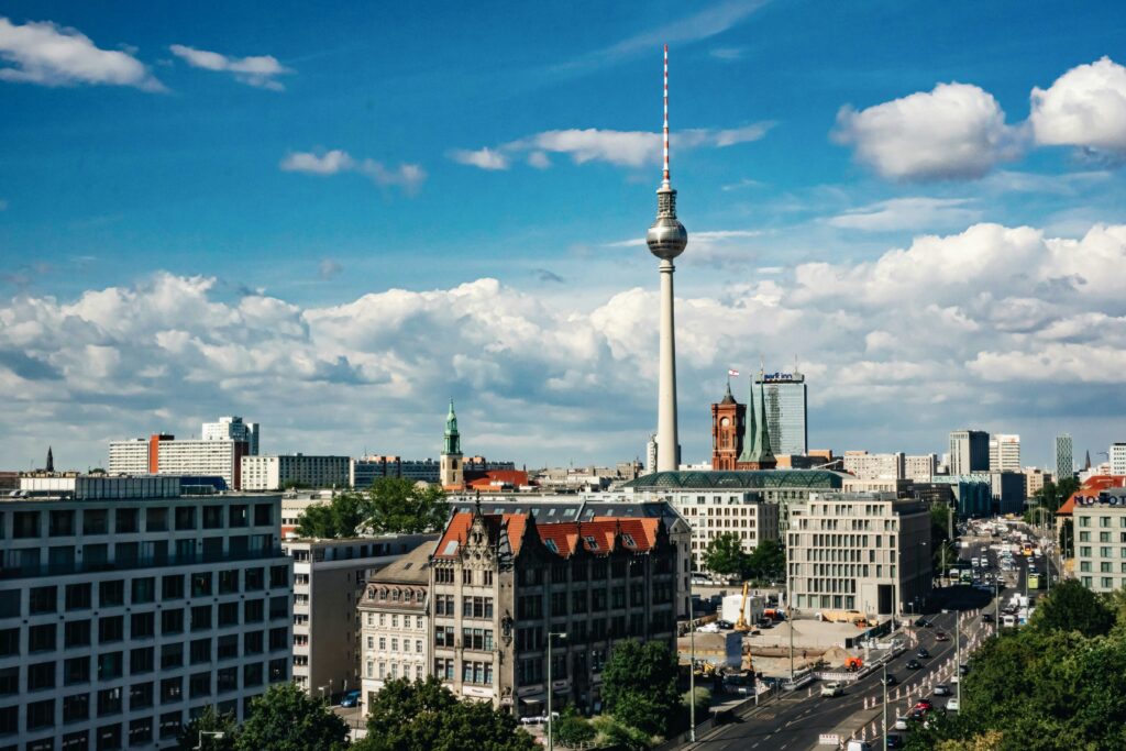 Symbolbild: Skyline von Berlin mit Fernsehturm