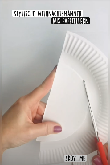 Halbkreis aus dem Pappteller ausschneiden