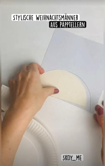 Buntes papier anhand des Halbkreises ausschneiden