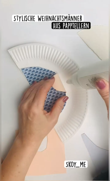 Buntes Papier auf den Pappteller kleben