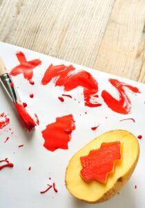 Eine Kartoffel wird als Stempel mit Farbe genutzt